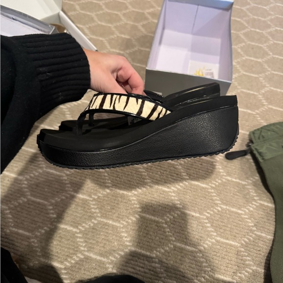 Volatile Sandals - Picture 4 of 6